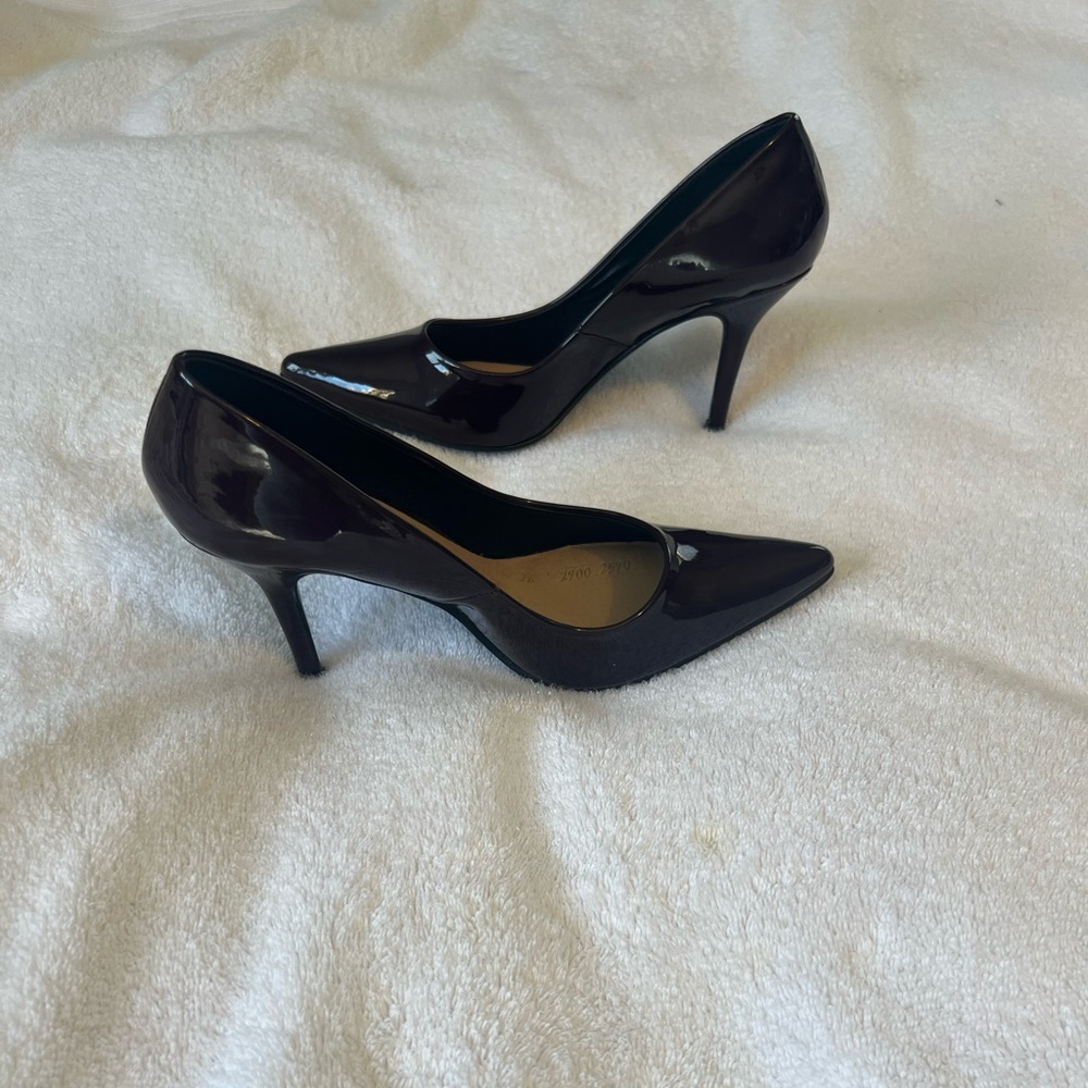 Trender high hell shoe. Synthetic dark wine color.